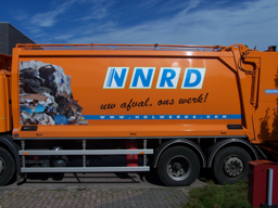 Belettering van een vrachtauto van de NNRD