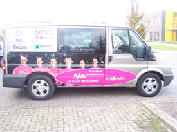 Belettering van het busje voor het friese schaatsteam